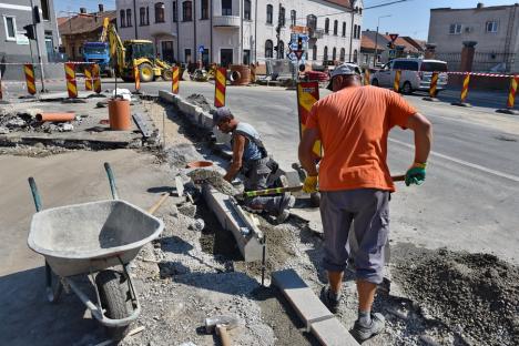 Ocoliţi zona Parcului Bălcescu! Constructorii au închis traficul auto prin intersecţia străzilor Avram Iancu şi Evreilor Deportaţi provocând cozi de maşini