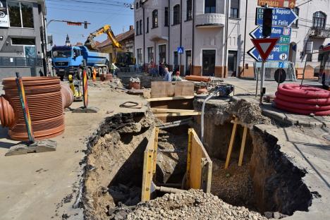 Ocoliţi zona Parcului Bălcescu! Constructorii au închis traficul auto prin intersecţia străzilor Avram Iancu şi Evreilor Deportaţi provocând cozi de maşini