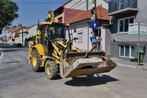 Ocoliţi zona Parcului Bălcescu! Constructorii au închis traficul auto prin intersecţia străzilor Avram Iancu şi Evreilor Deportaţi provocând cozi de maşini