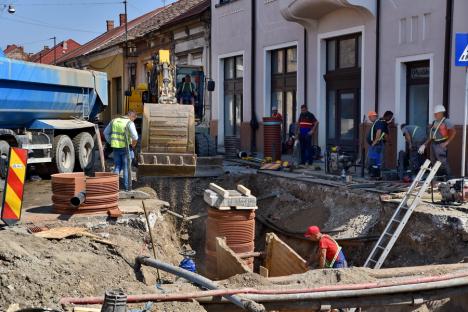 Ocoliţi zona Parcului Bălcescu! Constructorii au închis traficul auto prin intersecţia străzilor Avram Iancu şi Evreilor Deportaţi provocând cozi de maşini