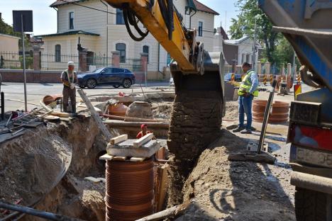 Ocoliţi zona Parcului Bălcescu! Constructorii au închis traficul auto prin intersecţia străzilor Avram Iancu şi Evreilor Deportaţi provocând cozi de maşini