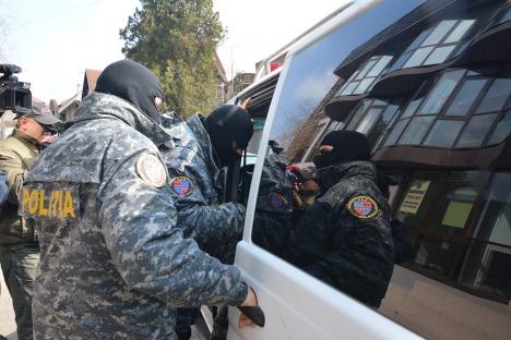 Trei tineri din Oradea, arestați, după ce au intrat peste un alt tânăr în casă, i-au smuls lanţul de la gât, un inel de pe deget şi telefonul mobil