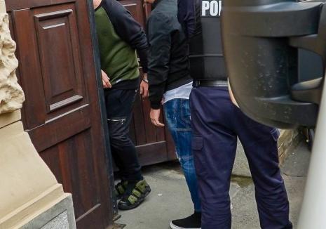 Anchetă în Bihor: Trei indivizi au plătit un minor ca să facă sex cu alt bărbat şi au înregistrat partida pentru șantaj