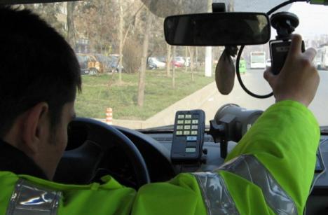 Traşi pe dreapta: Poliţişti cercetaţi pentru că au condus maşina de serviciu fără carnet