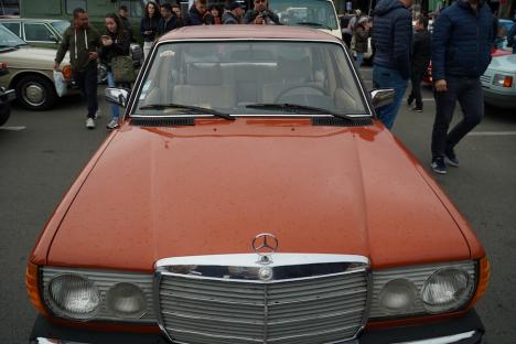 Retro Parada Primăverii, pe vreme de toamnă: Mașini de epocă, scoase la plimbare prin Oradea (FOTO/VIDEO)