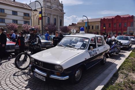 Cu „mustangii” prin Piața Unirii. Zeci de mașini retro au atras privirile în centrul Oradiei (FOTO)