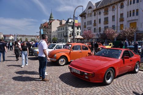Cu „mustangii” prin Piața Unirii. Zeci de mașini retro au atras privirile în centrul Oradiei (FOTO)