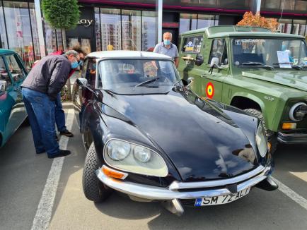 Maşini de epocă, scoase la paradă prin Oradea. Printre acestea, Mustang, Mercedes, Triumph, Citroen şi Volga (FOTO / VIDEO)