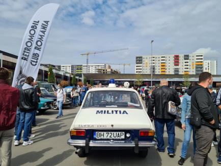 Maşini de epocă, scoase la paradă prin Oradea. Printre acestea, Mustang, Mercedes, Triumph, Citroen şi Volga (FOTO / VIDEO)