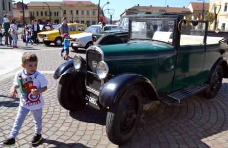 Maşini istorice, în Piaţa Unirii: Orădenii au admirat autoturisme de epocă, între care un Peugeot din 1929, la Retroparada primăverii (FOTO/VIDEO)