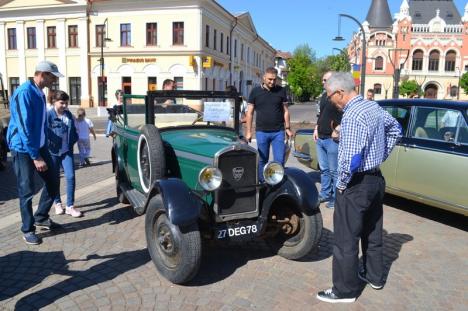 Maşini istorice, în Piaţa Unirii: Orădenii au admirat autoturisme de epocă, între care un Peugeot din 1929, la Retroparada primăverii (FOTO/VIDEO)