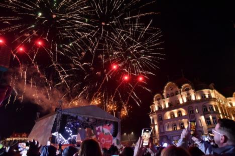 La mulți ani, 2023! Mii de oameni au sărbătorit intrarea în noul an în piața centrală din Oradea (FOTO/VIDEO)