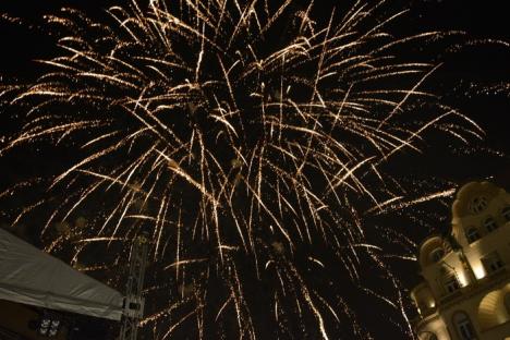 Orădenii au celebrat venirea lui 2017 cu un spectaculos foc de artificii (FOTO/VIDEO)