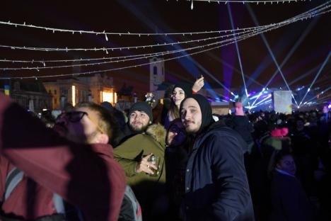 La mulţi ani, 2020! Surprize în Piaţa Unirii din Oradea: noul an a fost întâmpinat cu un show de lasere, iar abia apoi cu artificii (FOTO / VIDEO)