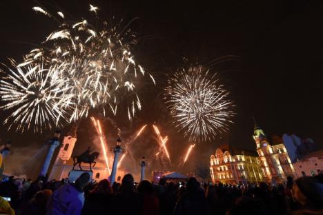 La mulţi ani, 2020! Surprize în Piaţa Unirii din Oradea: noul an a fost întâmpinat cu un show de lasere, iar abia apoi cu artificii (FOTO / VIDEO)