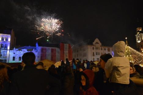Cu focuri de artificii: Mii de orădeni au sărbătorit trecerea între ani în centrul Oradiei (FOTO/VIDEO)