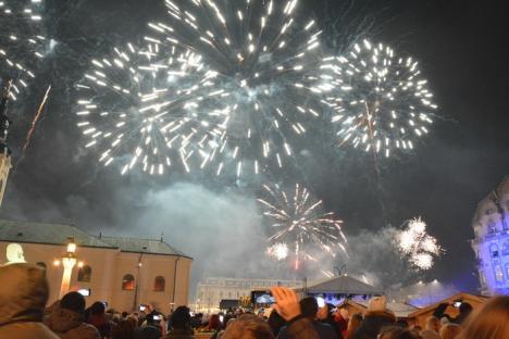 Cu focuri de artificii: Mii de orădeni au sărbătorit trecerea între ani în centrul Oradiei (FOTO/VIDEO)