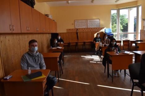 Revedere după 3 luni: Întorşi la şcoală, elevii bihoreni se bucură să-şi reîntâlnească profesorii şi colegii (FOTO / VIDEO)