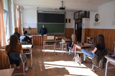 Revedere după 3 luni: Întorşi la şcoală, elevii bihoreni se bucură să-şi reîntâlnească profesorii şi colegii (FOTO / VIDEO)