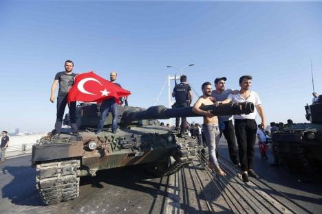 Lovitura de stat din Turcia a eşuat. 200 de morţi şi peste 1.500 de militari arestaţi (FOTO/VIDEO)