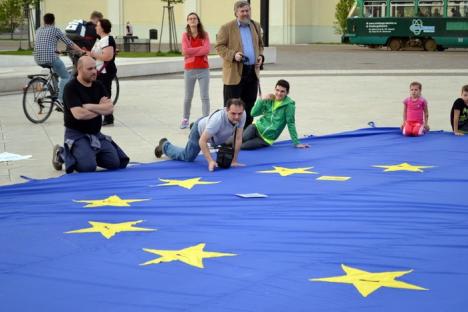# Rezist. Protestatarii au desfăşurat steagul UE în Piaţa Unirii, în semn de asumare a valorilor europene (FOTO)