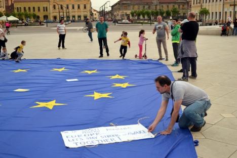 # Rezist. Protestatarii au desfăşurat steagul UE în Piaţa Unirii, în semn de asumare a valorilor europene (FOTO)