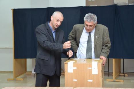 Alegerile pentru rectoratul Universităţii s-au încheiat: Diferenţă de câteva voturi între candidaţi! (FOTO / VIDEO)