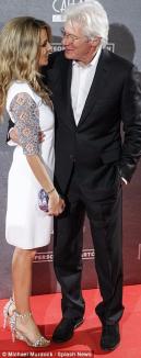 Richard Gere şi-a prezentat noua iubită, cu 34 de ani mai tânără decât el (FOTO)