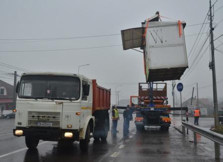 OTL în acţiune: Evacuarea chioşcurilor de pe Borşului le-a dat bătăi de cap angajaţilor societăţii de transport local