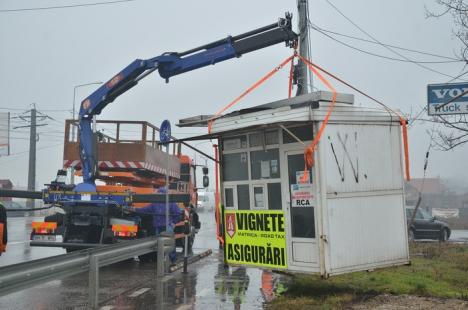 Curăţenie spre vama Borş: AIO ridică chioşcurile amplasate ilegal pe marginea drumului (FOTO)