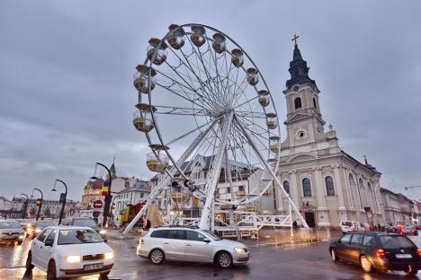 Pregătiri de Crăciun în Oradea: O roată multicoloră de 30 de metri a fost montată în Piața Unirii (FOTO)