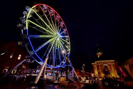 Pregătiri de Crăciun în Oradea: O roată multicoloră de 30 de metri a fost montată în Piața Unirii (FOTO)
