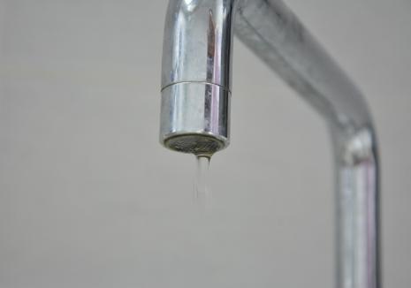 O parte dintre locuitorii din Sânmartin rămân marți fără apă