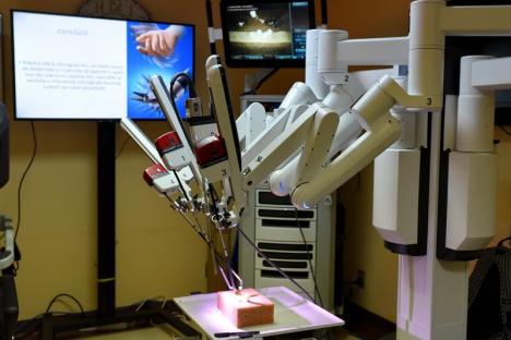 Revoluţie Hi-Tech în chirurgia din Oradea: Spitalul Pelican şi-a prezentat robotul chirurgical da Vinci, cel mai performant din lume (FOTO / VIDEO)
