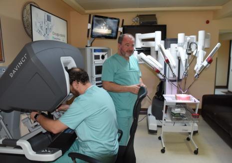 Revoluţie Hi-Tech în chirurgia din Oradea: Spitalul Pelican şi-a prezentat robotul chirurgical da Vinci, cel mai performant din lume (FOTO / VIDEO)