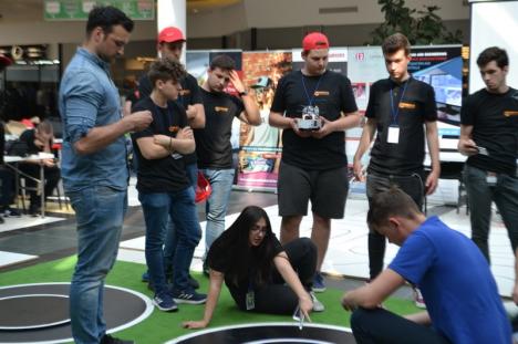 Bătălia roboţilor: Zeci de roboţei creaţi de studenţi şi elevi au făcut drift-uri, s-au bătut şi au mers pe tavan la ERA Park Oradea (FOTO / VIDEO)