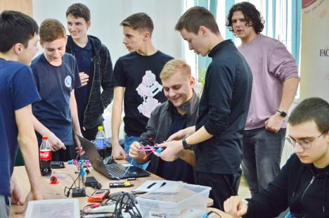 Liceenii din Oradea își pun roboții la „bătaie”. Cei mai buni vor participa la un concurs internațional, găzduit de Arena Antonio Alexe (FOTO)