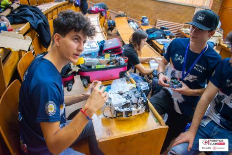 Roboţi campioni: Studenţii şi elevii din Robotics Club Oradea au câştigat premii la o competiţie internaţională din Bucureşti (FOTO)
