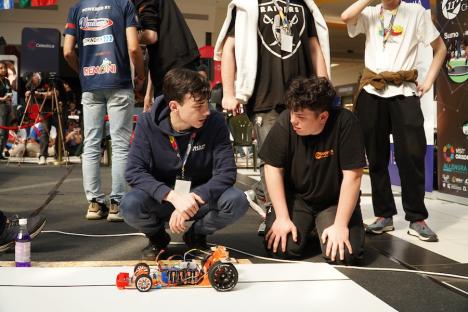 Lumea roboţilor: A început Robotics Championship la Oradea, cu mini-mașini de curse și roboți care fac sumo (FOTO / VIDEO)