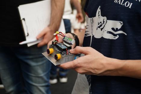 Lumea roboţilor: A început Robotics Championship la Oradea, cu mini-mașini de curse și roboți care fac sumo (FOTO / VIDEO)