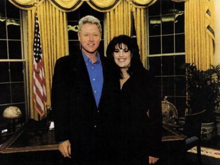 Un milion de dolari pentru rochia Monicăi Lewinsky, pătată cu sperma lui Bill Clinton