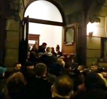 Înviere cu scandal: Încăierare între români, la o biserică din Marea Britanie (VIDEO)