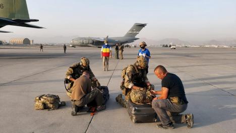 15 români din Afganistan au ajuns acasă, cu o aeronavă C-130 Hercules. Cum s-a desfăşurat misiunea (FOTO / VIDEO)