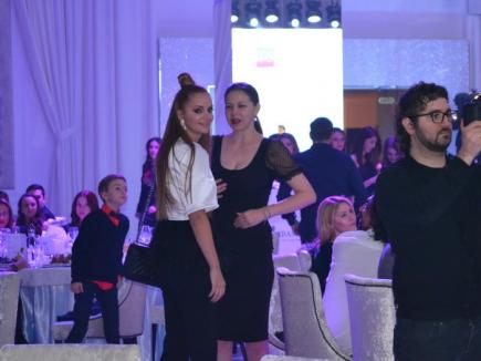Seara vedetelor: Cătălin Botezatu şi Vica Blochina au venit sâmbătă la Oradea la un festival de modă în scop caritabil (FOTO/VIDEO)