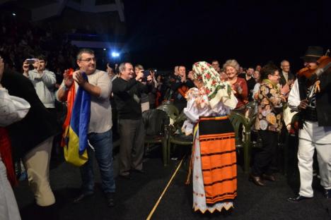 Seară românească: Vedetele muzicii populare s-au prins în horă cu orădenii în spectacolul 'România ne uneşte!' (FOTO/VIDEO)