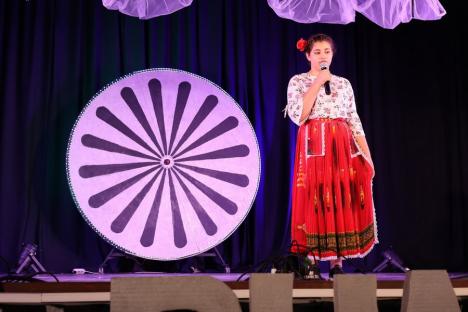 Dans, cântec şi teatru. De ziua lor, elevii romi din Bihor au dovedit că au talent (FOTO)
