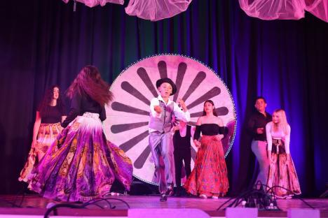 Dans, cântec şi teatru. De ziua lor, elevii romi din Bihor au dovedit că au talent (FOTO)