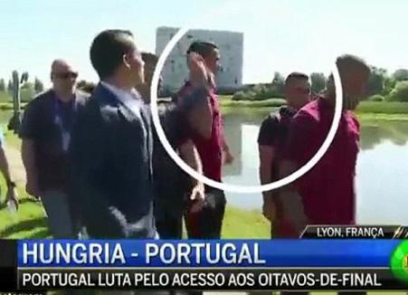 Cu nervii la pământ: Ronaldo a aruncat în lac microfonul unui jurnalist (VIDEO)