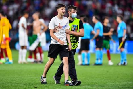 A ajuns la Ronaldo: Un adolescent din Oradea a intrat pe teren la finalul meciului dintre Portugalia şi Franţa (FOTO / VIDEO)