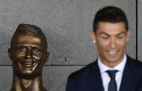 De râsul lumii: Cristiano Ronaldo, desfigurat, ca să semene cu bustul său (VIDEO)